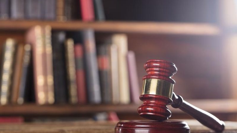 申请人可以将专利申请费用通过邮政汇款的方式缴纳。具体操作如下：